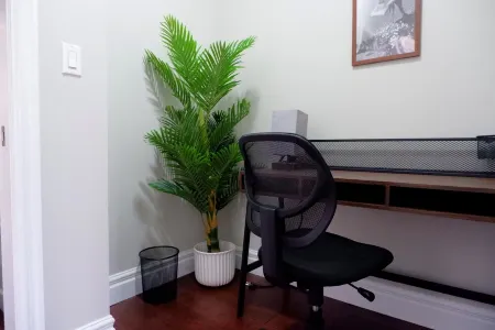 Central London - Clean, Modern & Comfortable. Downtown w/ Free Parking & Wi-Fi