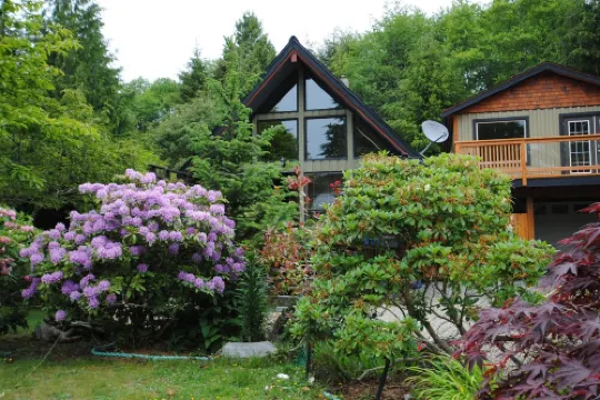 The Hacienda on South Chesterman. One minute walk to the beach. Relax and Unwind