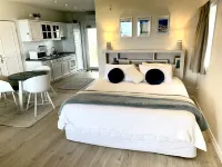 Waterfront fabulous view, spacious studio, heated pool & 10 mins walk into town.