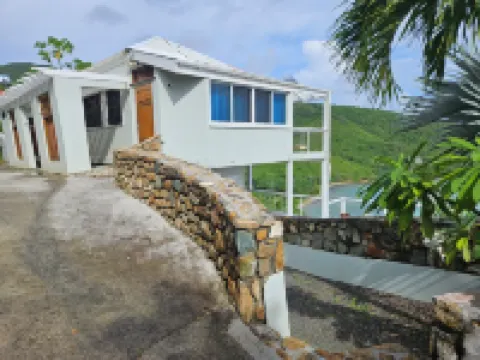 Folly View-Ocean sounds & views w/parking, full kitchen, A/C bedroom, Starlink 住宿飯店