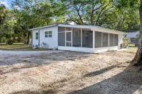Cheerful 2BR - Patio - Backyard - Near Clearwater Beach 8th 아베 비치 액세스 주변 호텔