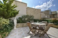 Romantic, calming, dreamy character house in the centre of the village Hotels near Knisja ta' San Leonardo