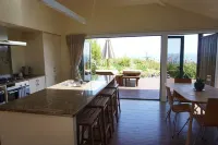 Whenua Apartment with Spa Pool minutes from Surf Breaks Hotels in Raglan