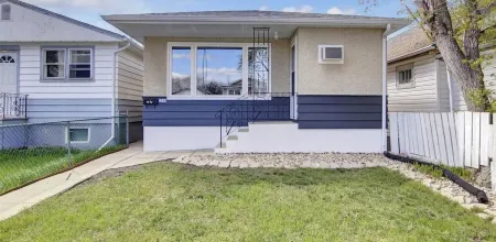 Beautiful & Bright 03 Bedrooms on the main floor. Отели рядом с достопримечательностью «Университет Реджайна»