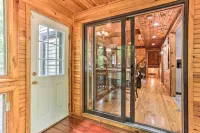 Cathedral ceilings Lodge, Hottub, Game Room, Firepit & a lot of room to sleep