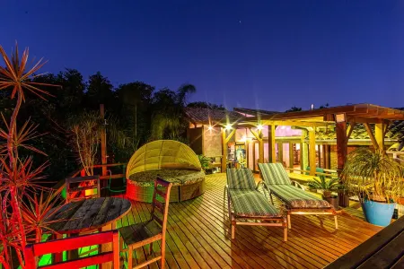 Ibiraquera Guest House Beautiful villa with pool and jacuzzi Отели в г. Имбитуба