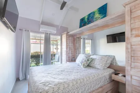 Small romantic getaway to remind people why they fell in love Отели рядом с достопримечательностью «Плайя Хако»