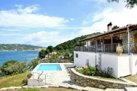Villa With Private Pool in Front of the Sea - 20 meters from the sea.