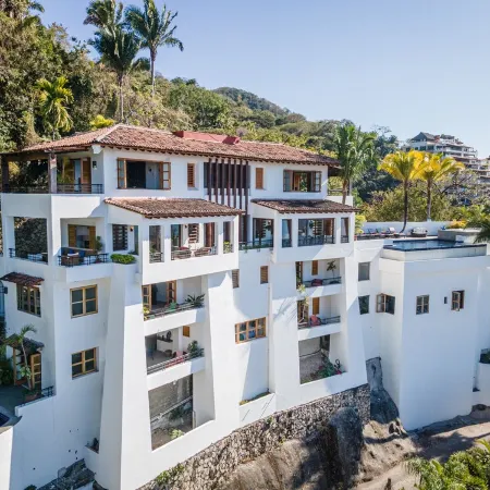 Luxurious Tropical Oasis w/ 2 Private Pools & Jacuzzi