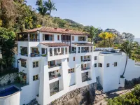 Luxurious Tropical Oasis w/ 2 Private Pools & Jacuzzi