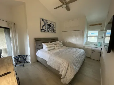 7 Mile Beach Hidden Gem! Отели рядом с достопримечательностью «Clock Tower»