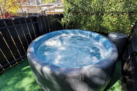 Funky House - Private Hot Tub - Walking Distance to Downtown Отели рядом с достопримечательностью «TELUS Spark Science Centre»