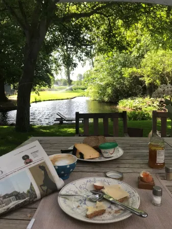 Unique cottage at the lake IJSSELMEER Отели в г. Андейк
