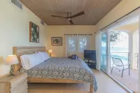 Oceanfront villa with outstanding views, salt-water plunge pool, wifi and AC.