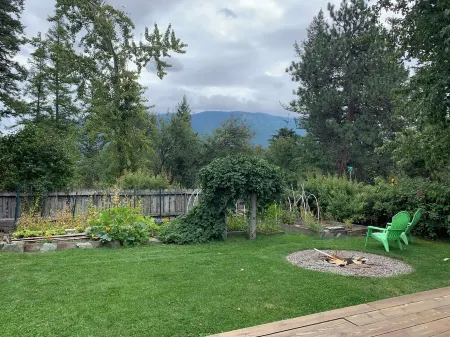 Beautiful 2 Bedroom 1 Bath Home a block from Downtown. Отели рядом с достопримечательностью «Montana Vortex and House of Mystery»