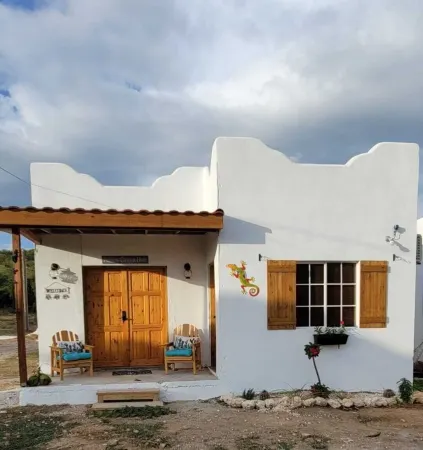 Private 2 bedroom Casitas with pool. Azteca villas Отели рядом с достопримечательностью «Treasure Beach»