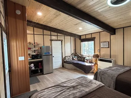 Payne Lake Wilderness Huts - Duck Blind Отели в г. Кардстон Каунти