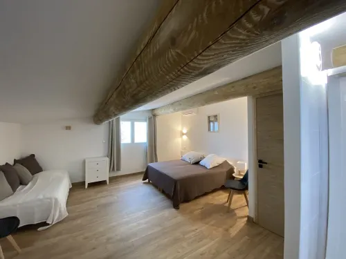 Very pleasant private villa with heated pool in the Luberon