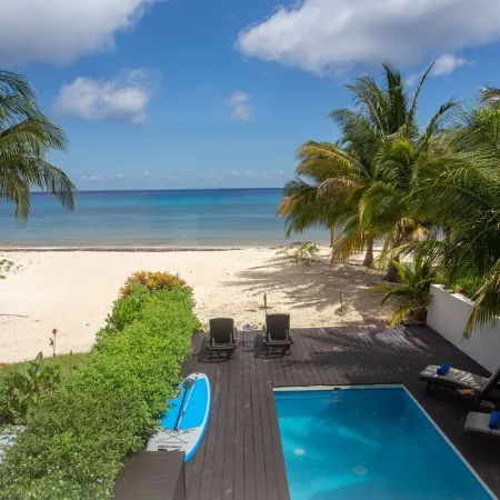 Beach house w/ private pool & sandy beach for 8