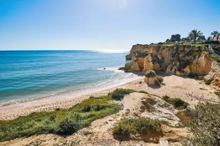 APARTMENT TANSY DIRECTLY BY THE SEA WITH A DREAM SEA VIEW AND POOL