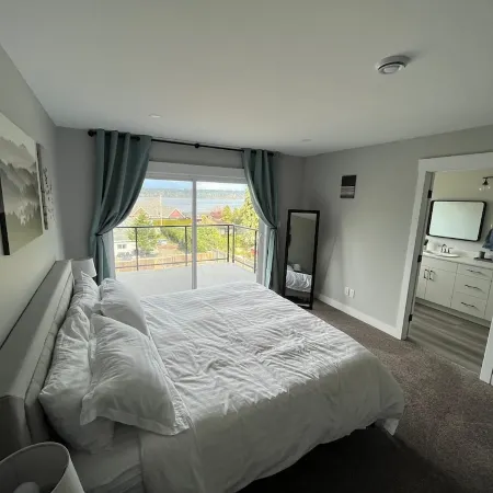 Stunning Ocean Views and a Short Stroll to Downtown