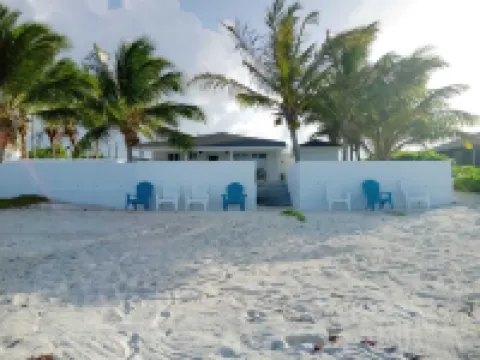 960 Sq. ft  Beach  Front Villa located in Steventon, Exuma,  Bahamas . Hotels in Steventon