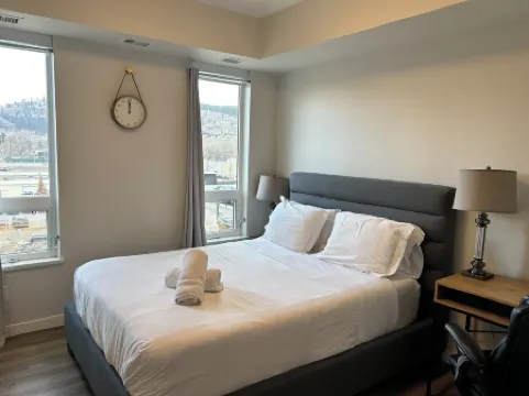 Quick walk to Lakeside Boardwalk and Downtown shops & restaurants! Отели рядом с достопримечательностью «Оканаган»