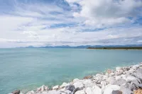Waterfront Classic Kiwi Bach