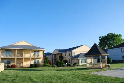 Clinton Inn & Suites فنادق في Bay Township