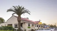 D'Aguilar Hotel Motel - parking