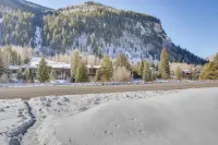 Mountain-view Studio: Top Floor, Private Deck - Homestays