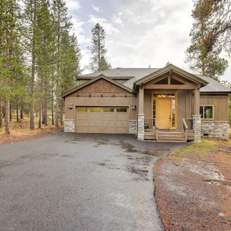 Sunriver Group Getaway: Explore Deschutes Forest!