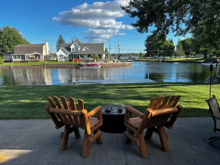 Charming 3-bedroom Lake Cottage with Dock, WiFi, & AC on enjoyable Houghton Lake