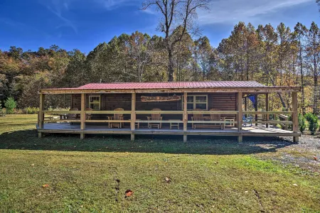 Parsons Cabin w/ Fire Pit & River Access! Отели в г. Томас