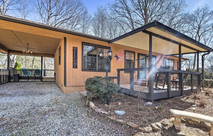 Unwind Fireside: Serene Murphy Escape w/ Hot Tub!