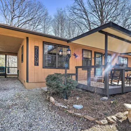 Unwind Fireside: Serene Murphy Escape w/ Hot Tub!