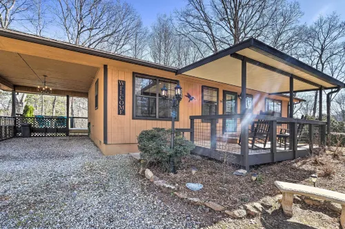 Unwind Fireside: Serene Murphy Escape w/ Hot Tub! - Balkoner