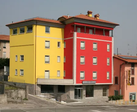 Hotel 5 VIE Отели в г. Ронкола