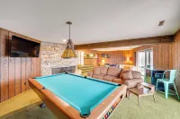 Eclectic Hubertus Home w/ Game Room & Fire Pit! - โฮมสเตย์