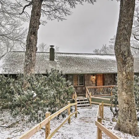 Cabin w/ Fireplace & Mountain Views: 5 Mi to Boone