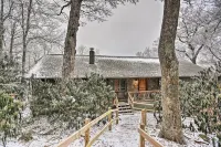 Cabin w/ Fireplace & Mountain Views: 5 Mi to Boone - Wifi