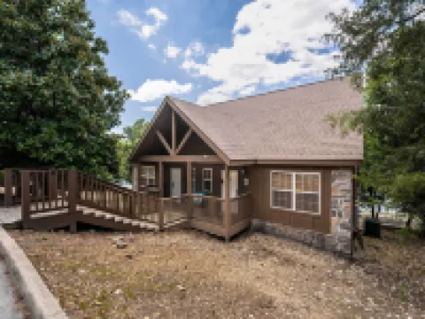 6 Mi to Branson Strip! Lakefront Home with Fireplace Hotels in Stone County