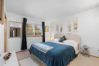 Poolside Getaway with Spacious Outdoor Living & 6 Cozy Beds!!