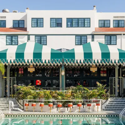 The Lafayette Hotel, Swim Club & Bungalows フォール・ブルーイング・カンパニー周辺のホテル