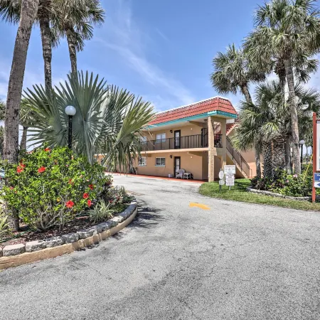 Walk to Crescent Beach: Condo w/ Pool Access