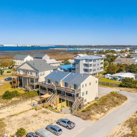 The Salty Pelican 2 Bedroom Townhouse by Redawning