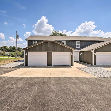 Pet-Friendly Home, 9 Mi to Silver Dollar City