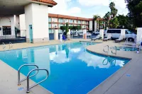 Days Inn by Wyndham Anaheim Near the Park - Pools