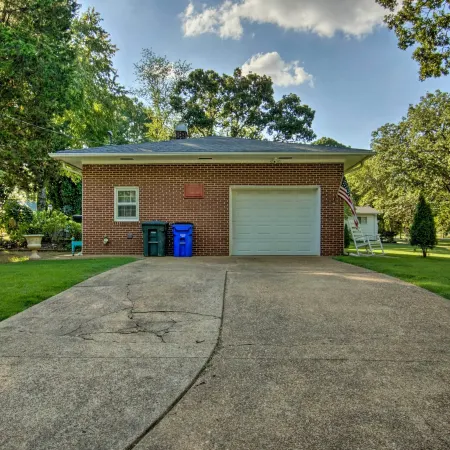 Charming Florence Getaway w/ Fireplace & Grill!
