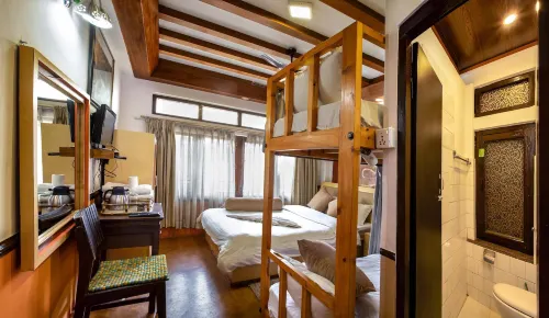 Shangri-la Boutique Hotel - Hostels